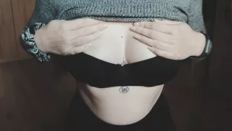 Hot tattooed brunette showing off her tits and gives handjob