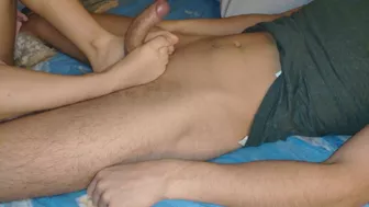 Autentico lavoro di piedi con sborrata sui suoi piedi