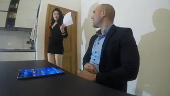 SEGRETARIA BECCA IL CAPO SEGARSI.... E DECIDE DI FARGLI UN POMPINO. REAL ITALIAN BLOWJOB dialoghi