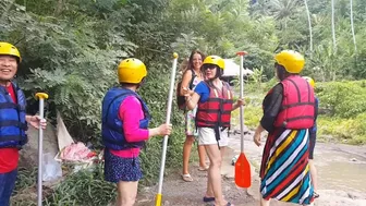 Pussy Flashing at RAFTING Spot among Chinese tourists # Public NO PANTIES