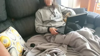 Cojo a mi hermanastra en un trabajo universitario, follamos duro con una corrida increíble