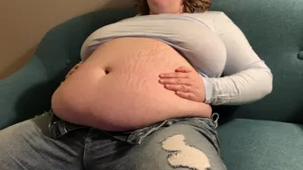 CHUBBY BBW STUFFS HERSELF WITH CAKE AND EXPANDS BELLY