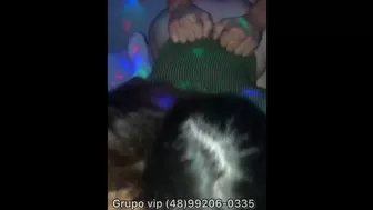 Esposa com amigo e corno na punheta...Grupo vip