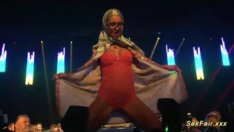 public mastrubation on sexshow