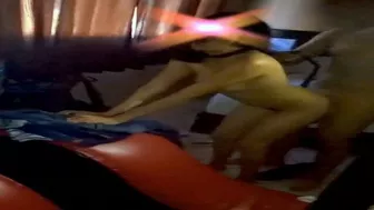 TUVE QUE AMARRAR A MI PERRA. ESCUCHEN COMO GRITA, PIDIENDO MAS Y MAS VERGA.