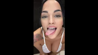 WHITE LINGERIE BOUNCING BOOBS and masturbate with the water jet