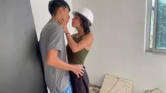 Ingeniera muy caliente hace trato con obrero de que la folle a cambio de salir temprano de la obra.