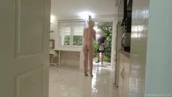 I met delivery guy naked. Look what happend. Prank. Real delivery.