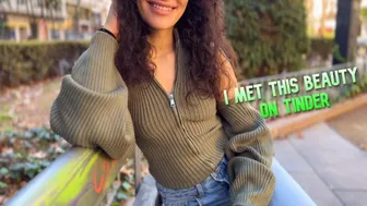 Кучерявая красотка в мокрых трусиках из Тиндер истосковалась по твёрдому члену очень сильно